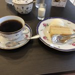 カフェロッビア - ベルグフェルドのバームクーヘンとミルクジェラート添えのドリンクセットで972円