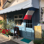 Patisserie Aux plaisirs sucrs - Instagramより。 外観