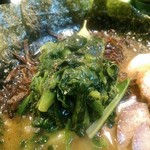 家系ラーメン クックら - 写真ではわかりづらいですが茹でたほうれん草もかなり載っています。
