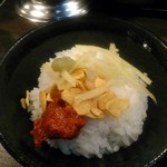 家系ラーメン クックら - 半ライス(６０円)に卓上調味料を幾つか載せた画。ここにスープを少しかけ、海苔巻にして食べます。