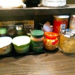 家系ラーメン クックら - 卓上調味料。一通り試しましたが、個人的には右に見える刻み生姜がおすすめ。