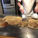 Okonomiyaki Teppanyaki Kohinata - 一人でこの個数をさばいてます。職人！