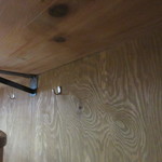 となりの食堂 - カウンター下のフック　少々使い辛いが慣れると便利