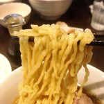 櫻井中華そば店 - 三大地鶏の中華そばの麺リフトアップ