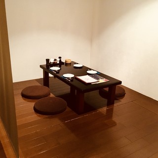 広々空間でゆっくりとお食事を!奥お座敷席♪喫煙可能席(チャージ料金有)