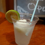 餃子家 龍 - 生搾りレモンサワーに瀬戸内産レモンシャーベットとっぴ