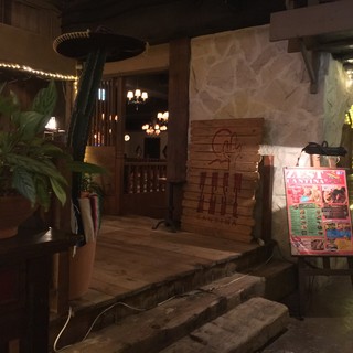 ZEST CANTINA - 通路を一番奥まで進むと店の入口