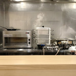 阿波座 なが友 - カウンター前のオープンキッチン