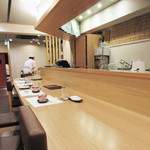 阿波座 なが友 - 店内はカウンターとテーブルひとつ