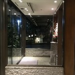 レストラン 代官山小川軒 - エントランスの生花が美しい