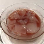 レストラン 代官山小川軒 - 巨峰とデラウェアの果汁とクレーム・ド・カシスのソース葛切り