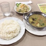 サン&ムーン - ランチメニュー「グリーンカレーセット」(950円)