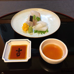 御料理 寺沢 - 鮃と槍烏賊の造りを割醤油と自家製ポン酢で