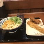 丸亀製麺 - ぶっかけうどんの冷の並、げそ、ちくわ天。
            合計で税込560円。
            美味し。