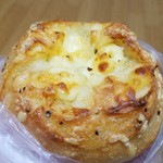 ココロノ ベーカリー - カマンベールチーズパン160円