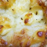 ココロノ ベーカリー - カマンベールチーズがとろけてます。