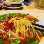 丸源ラーメン - 麺のリフトアップ。