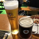 ナポリのピッツァ イスキア - ピザでビール、最高です。