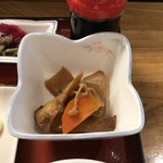 Gombee - 小鉢の煮物がおいしい