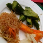 汐汲坂ガーデン - 食べ放題の春雨サラダ･キュウリの中華和え･ピクルス