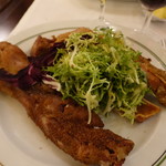 Au Pied de Cochon - 豚の足と野菜の下に豚の耳