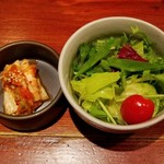 秋田牛玄亭 駅前本店 - ランチのサラダとキムチ