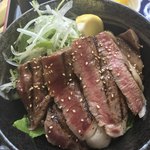 Yamagata Gyuu Suteki Ando Yakiniku Kakashi - 山形牛ステーキ丼に焼肉一皿足しても、お向かいの米沢牛のステーキ丼よりおトクです。肉厚で食べ応えあります。