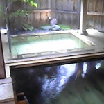奥飛騨薬師のゆ本陣 - 手前の内湯が北アルプス温泉、露天風呂が薬師温泉。