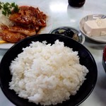 みやもと食堂 - ご飯の盛りはまあまあ