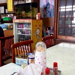 みやもと食堂 - ジュースの冷蔵庫が雰囲気ありすぎ