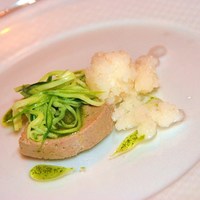 ロドラント ミノルナキジン - アミューズ１ 紀の川の鮎　軽く燻香をつけて [ほ穂]の酒粕のグラニテ添え 
