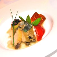 ロドラント ミノルナキジン - 前菜　福岡、博多湾の黒鮑マリネ　コリンドル風味　植木茄子のコンソメ煮と長野完熟プラムとキャビア添え