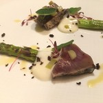 イル プレージョ - アスパラガスと藁で燻した戻り鰹 ジャガイモ・タジャスカオリーヴ・ナスタチウムリーフ