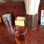 おちかラーメン - 箸立ての横には懐かしいものが。(ボタンを押すと、爪楊枝が一本、ピンと出てくるやつ)