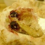 マールブランシュ - ソースはカシス、カスタードソースの２種類がついてきますが、特に酸味と甘味の塩梅がグッドなカシスソースを交えて食べるのがおすすめ！蒸し蒸しする時期に嬉しい爽快感あふれる美味しさに変化させて楽しめます！