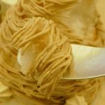 マールブランシュ - マロンクリームをまとわせてかき氷を食べてみると、口溶け最高な天然氷に栗の風味、ブランデーと思われる芳醇な香り、力強い甘さが合わさって素直にうまし！