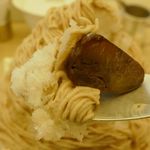 マールブランシュ - かき氷の頂点に刺さったマロングラッセは大きくホクホク！甘味も濃厚！