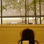 マールブランシュ - しばし広々とした店内にて「雪の菓モンブランかき氷」が出来上がるのを待ちます。