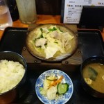 ワインと日本酒 炭火串焼バル 源治 - 牛もつ煮定食