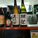 ワインと日本酒 炭火串焼バル 源治 - 目の前には誘惑がいっぱい。