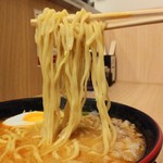 さっぽろらーめん羅偉伝 - 中華ソバ旨辛味噌700円麺アップ