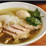 特製塩らーめん　980円　淡麗かつ味に厚みのある塩ラーメンです。