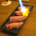 お肉屋 けいすけ 三男坊 - 高森和牛の一口炙り寿司　※別注文