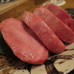 お肉屋 けいすけ 三男坊 - 厚切り牛タン