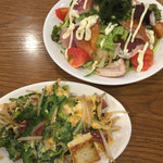 沖縄料理　なんくるないさ - ゴーヤーチャンプルー¥750、海人サラダＭサイズ¥680。(いずれも税別)