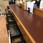 一休 - 清潔感のある店内。