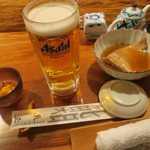 魚正 - 生ビールにお通しです