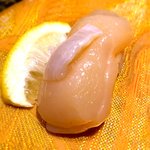 魚さばき回転寿司 大まる - 生ほたて￥250　2018.7.14