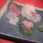 刺身五点盛（写真右＝本マグロ・アズキハタ・皮ハギ肝和え・イサキ・エボダイ）