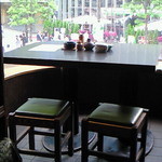 Denden Den - 店内のテーブル席の風景です